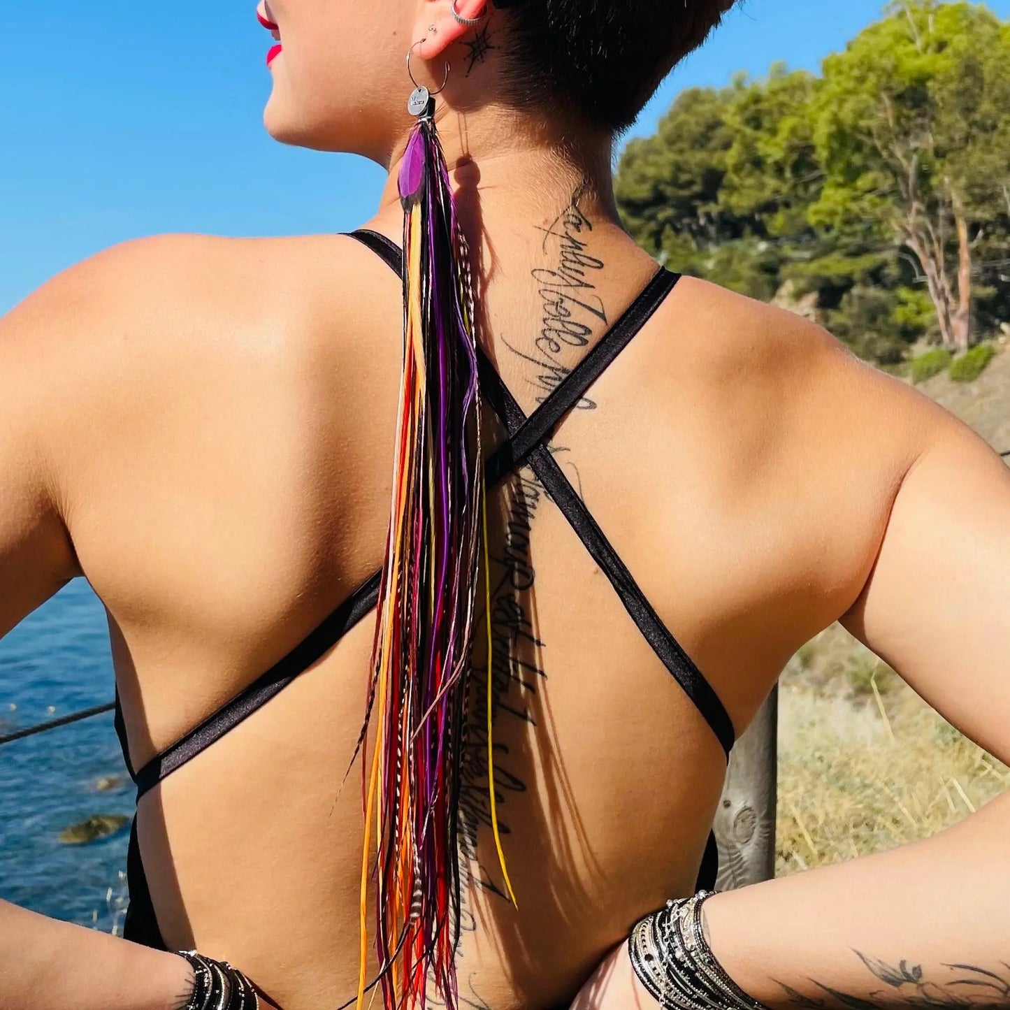 Boucle d’oreille en plumes colorées et acier
