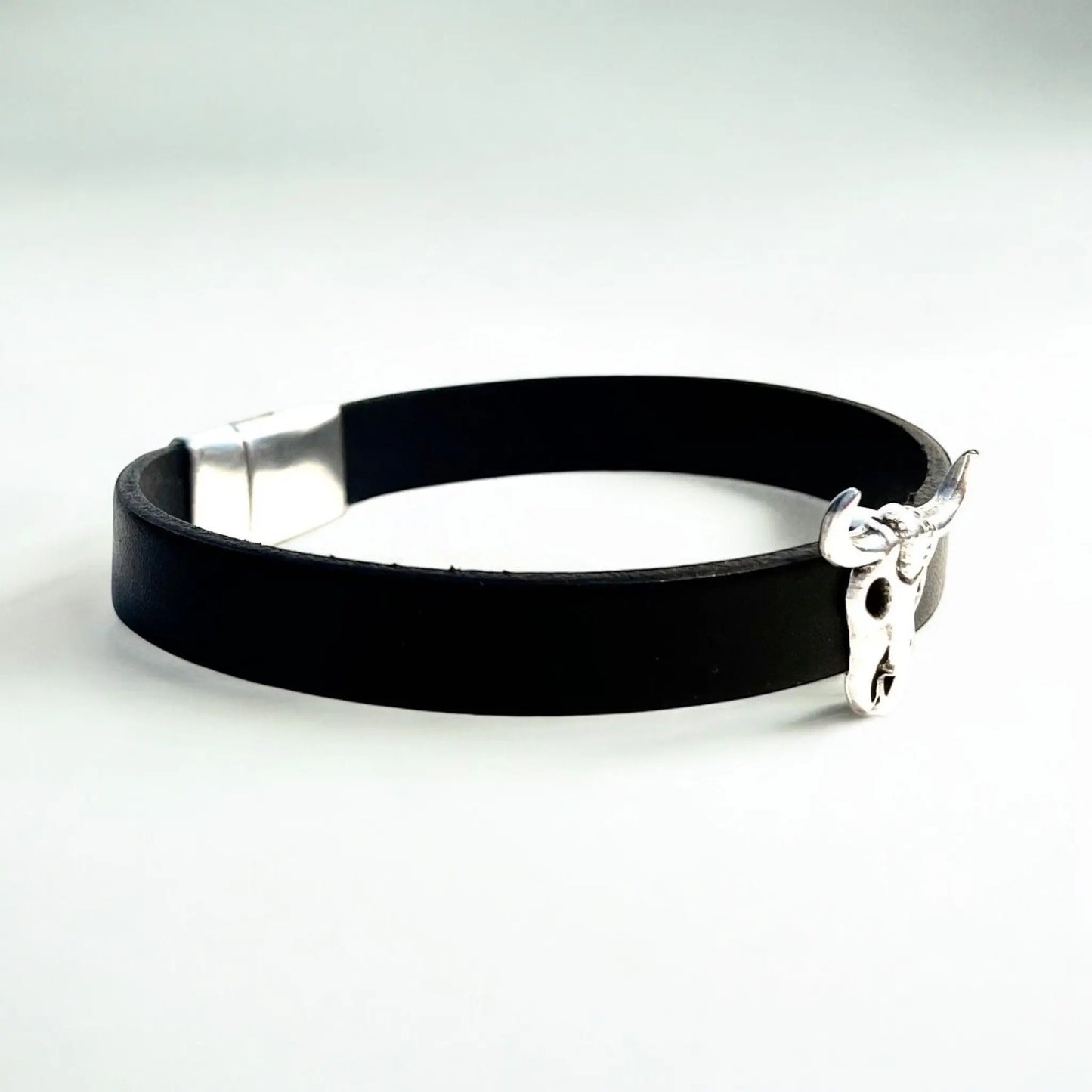 Bracelet en cuir noir et son buffle en zamak