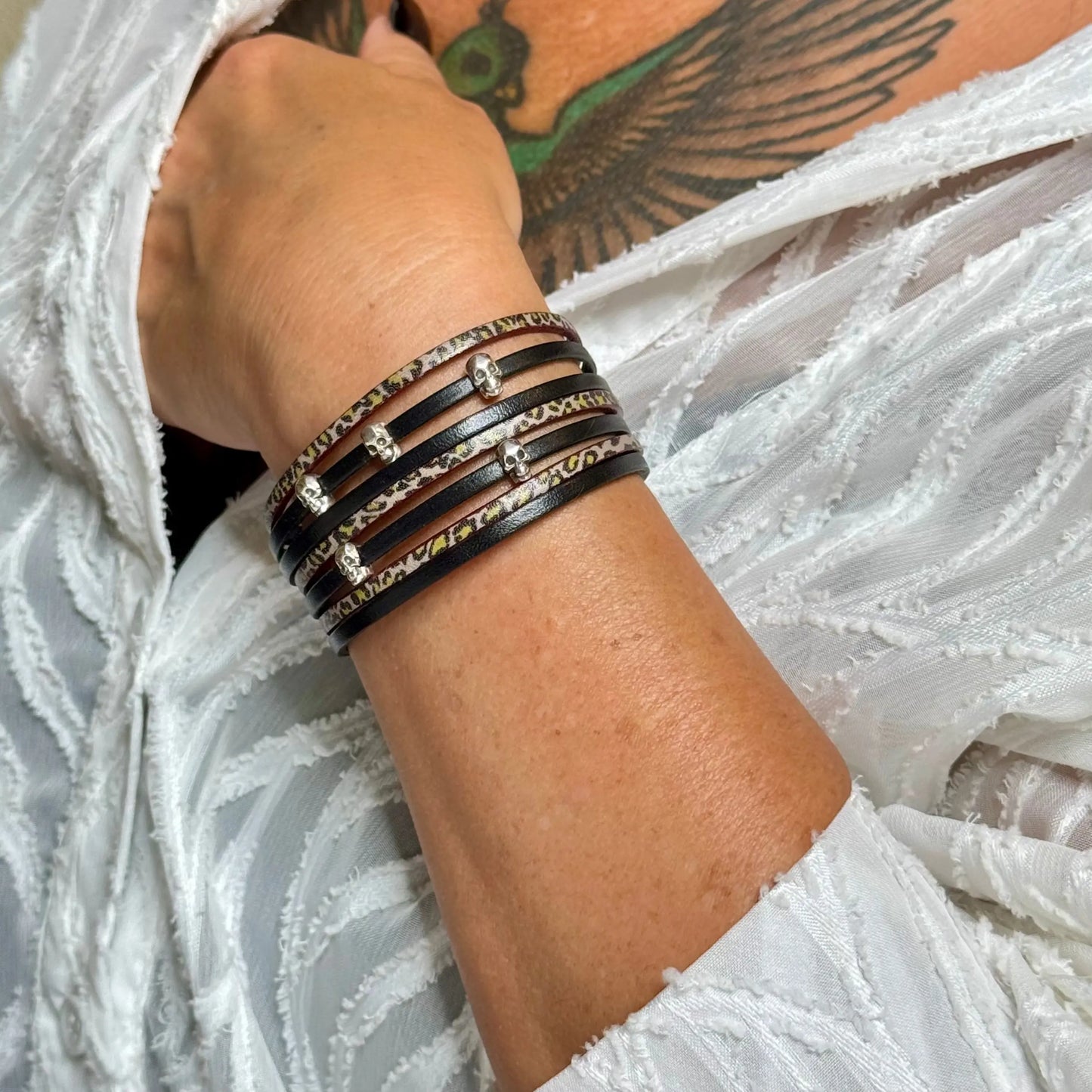 Bracelet Skull SO’ SPARK – Cuir noir & léopard, multi-rangs rock (Collection les Âmes Vagabondes)