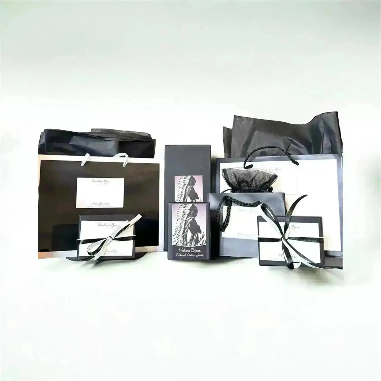 Manchette La Norma – Cuir noir texturé & design multi-liens.