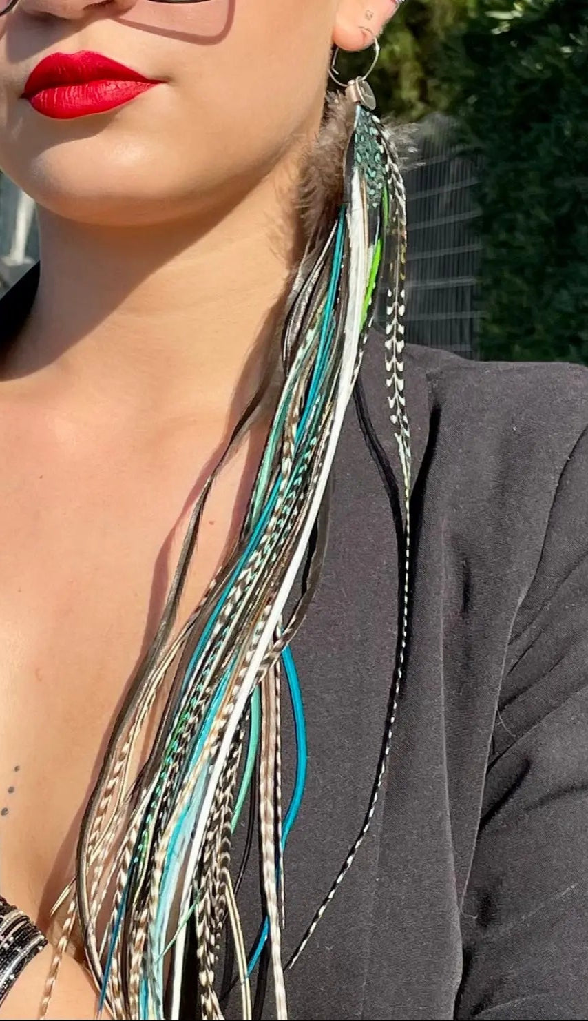 Boucle D'oreille en plumes naturelles longues "Blue Rainbow " - Mahana Bijoux