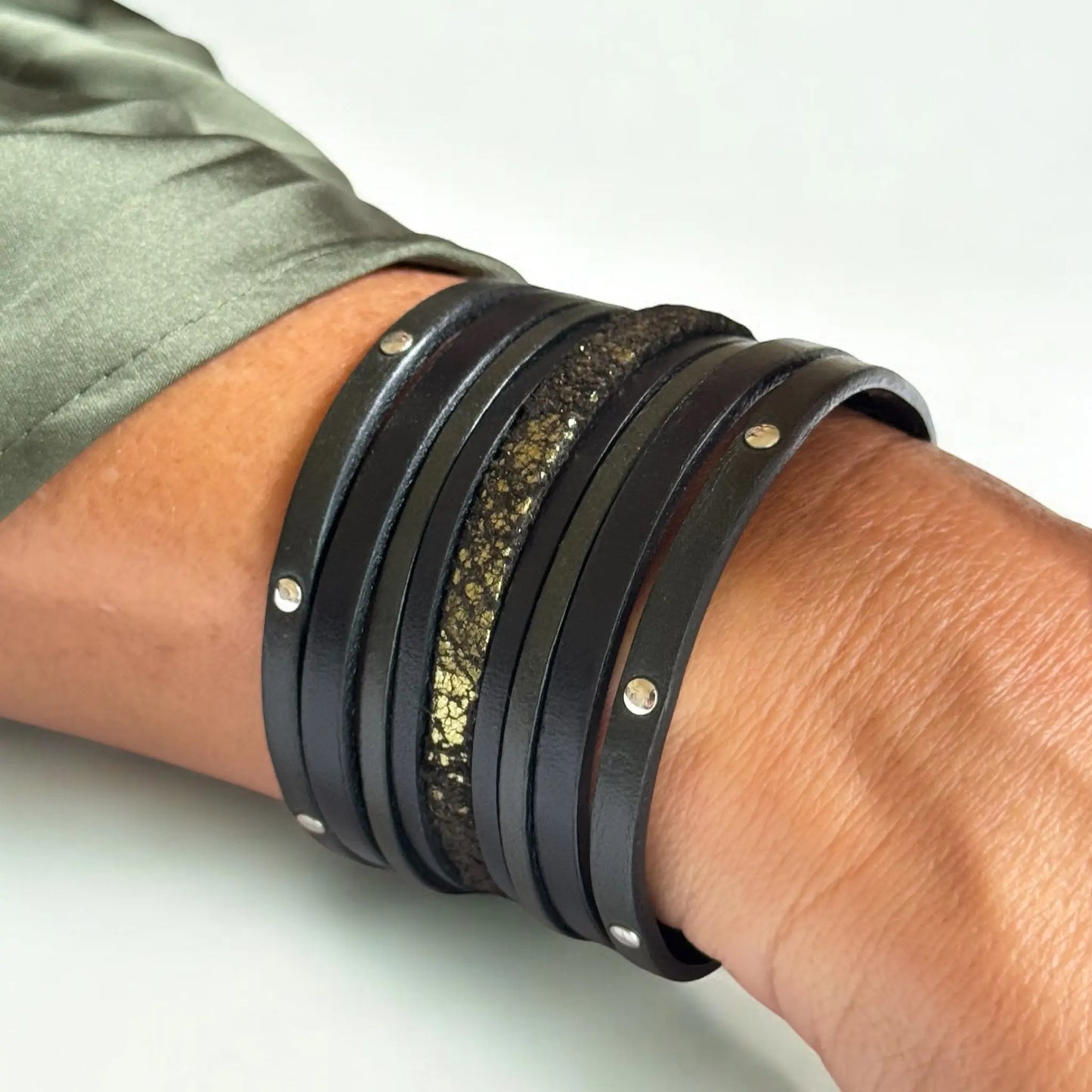 Manchette Abyss Green – Bracelet cuir noir & kaki pailleté 4 cm
