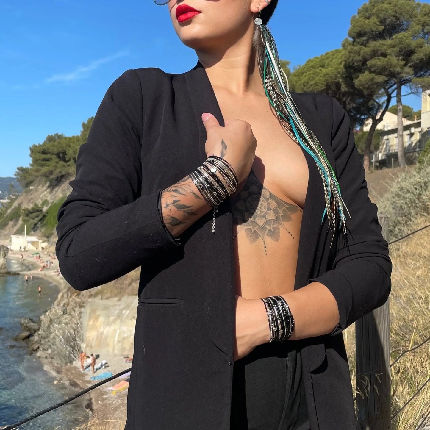 Boucle D'oreille XXL en plumes "Blue Rainbow " - Mahana Bijoux