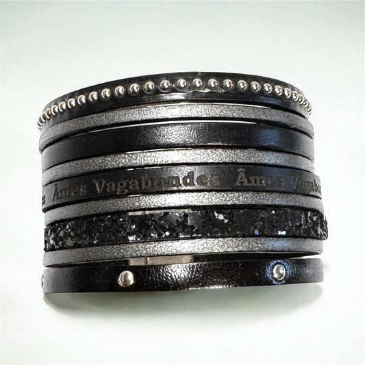 Manchette Les Âmes Vagabondes – Cuir noir gravé & fermoir aimanté 4 cm