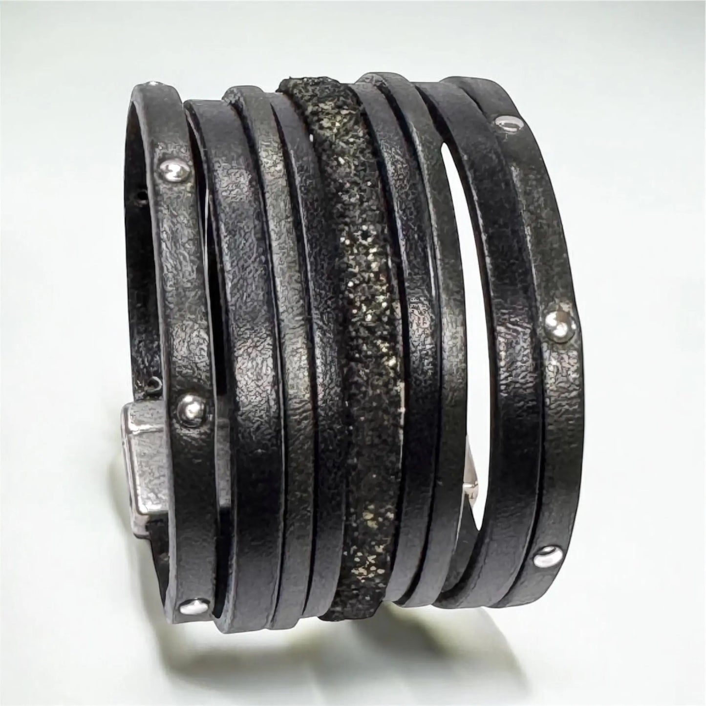 Manchette Abyss Green – Bracelet cuir noir & kaki pailleté 4 cm