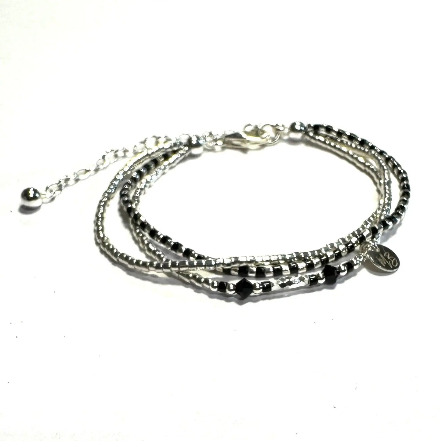 le Cassandra est un bracelet 3 rangs en argent 925, perles miyuki noires et perles facettées.