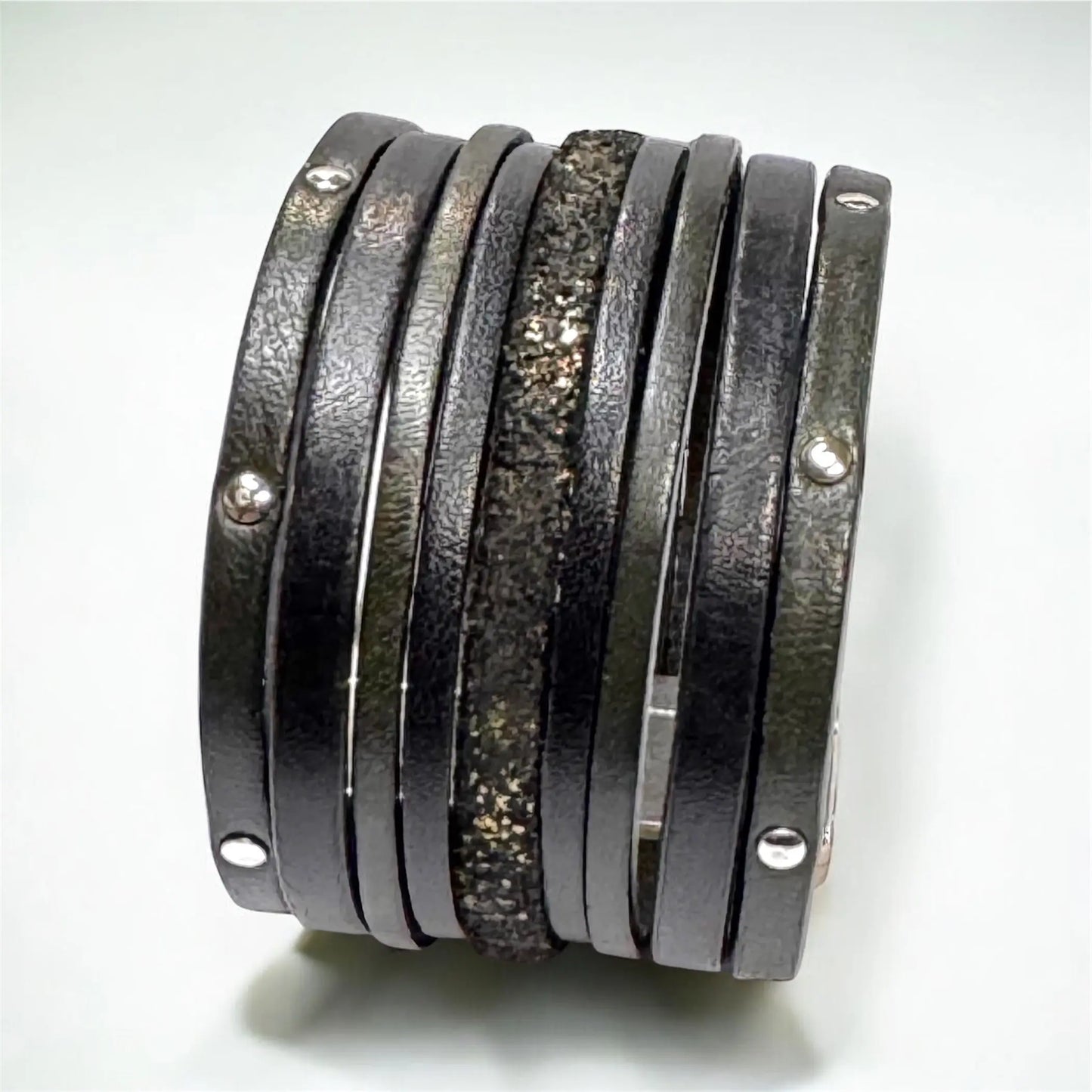 Manchette Abyss Green – Bracelet cuir noir & kaki pailleté 4 cm