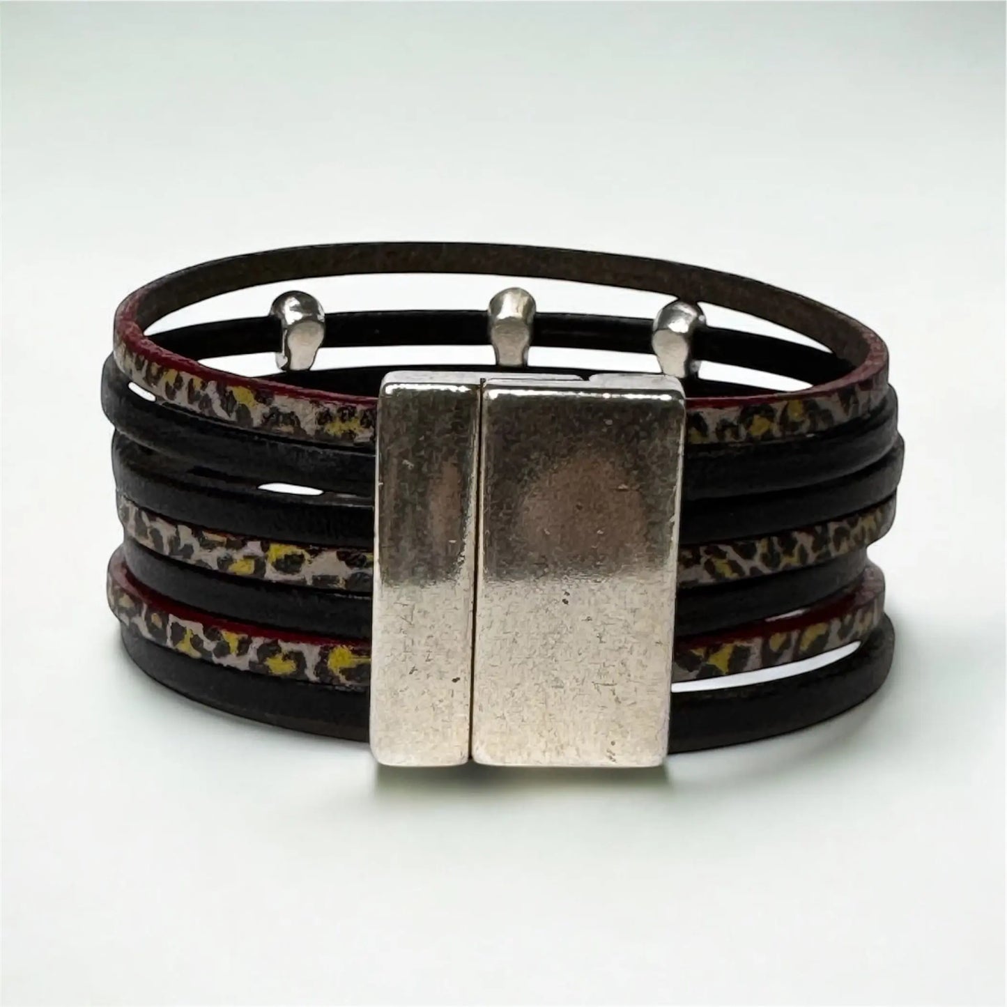 Bracelet Skull SO’ SPARK – Cuir noir & léopard, multi-rangs rock (Collection les Âmes Vagabondes)