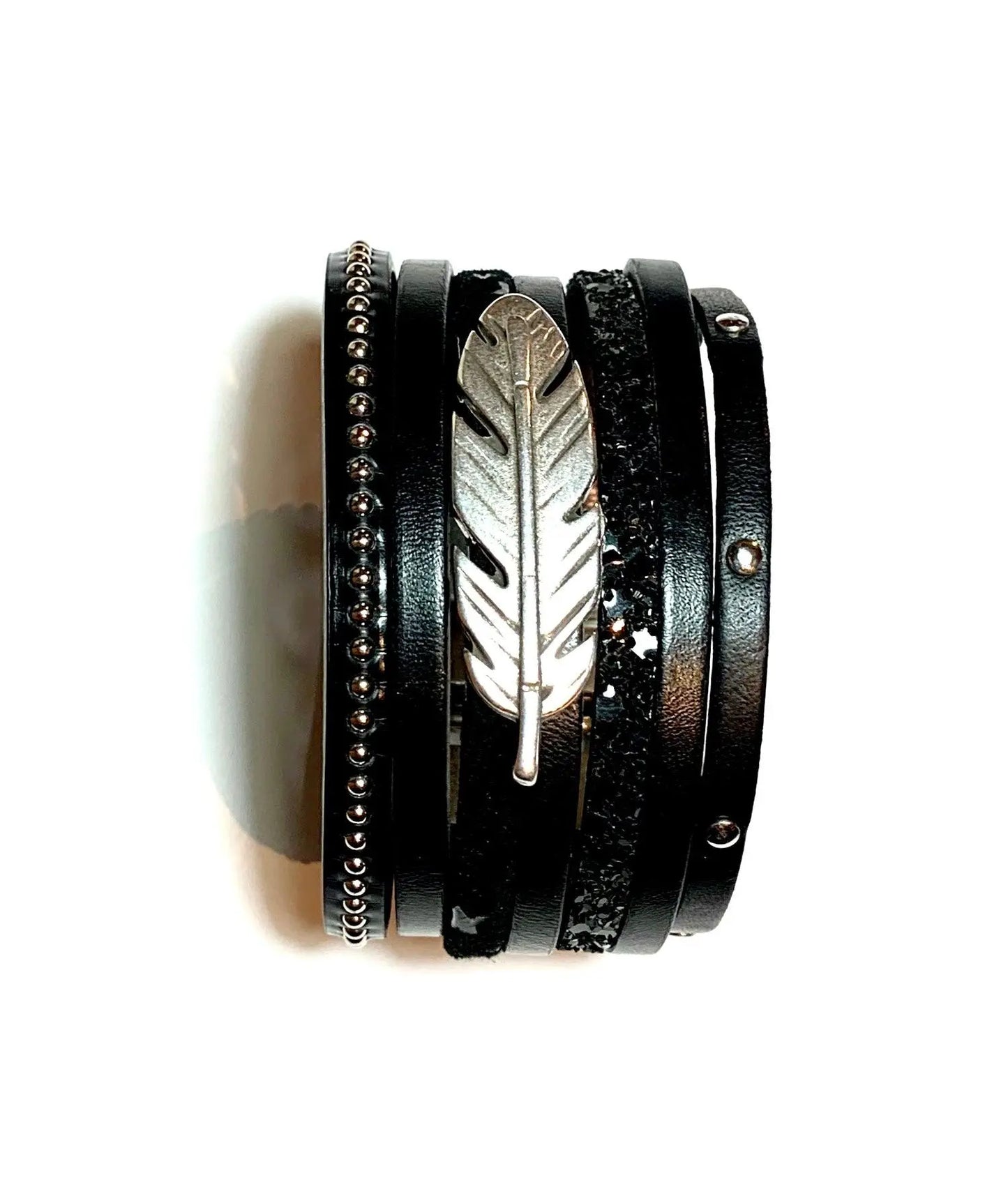 Manchette en cuir et sa plume - Mahana Bijoux
