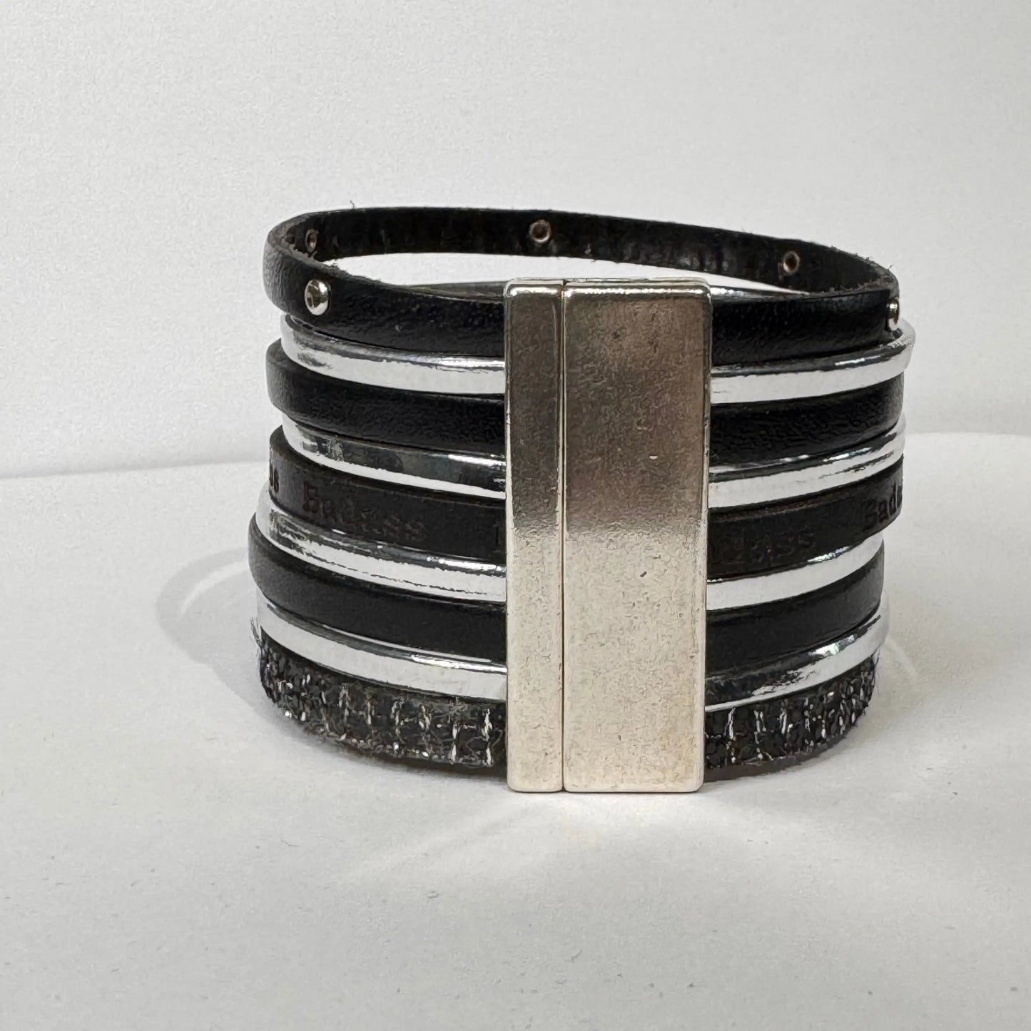 Bracelet BADASS – Manchette multi-rangs cuir noir & chrome