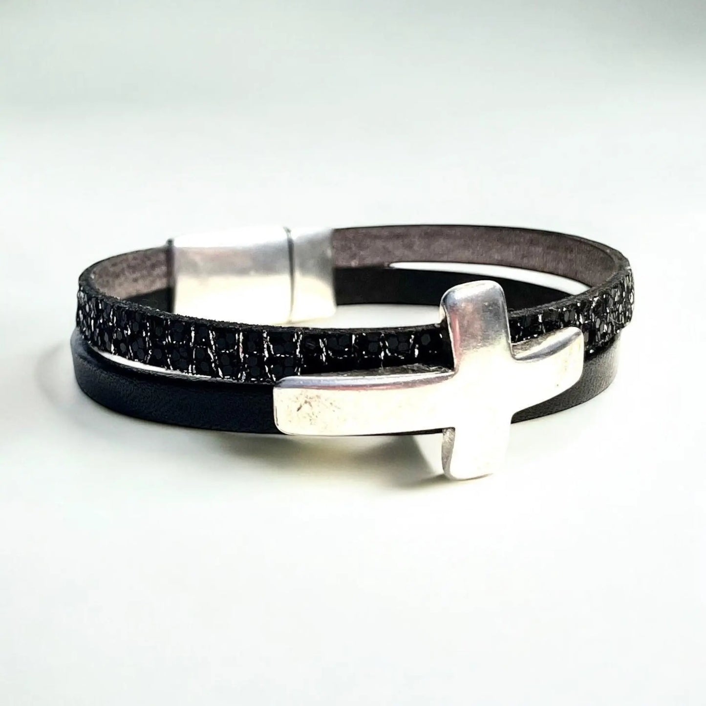 Bracelet en cuir noir et Croix en zamak