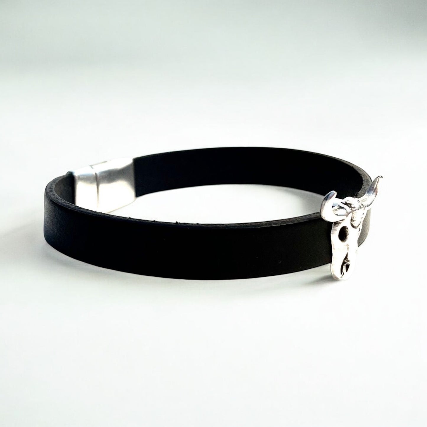 Bracelet en cuir noir et son buffle en zamak