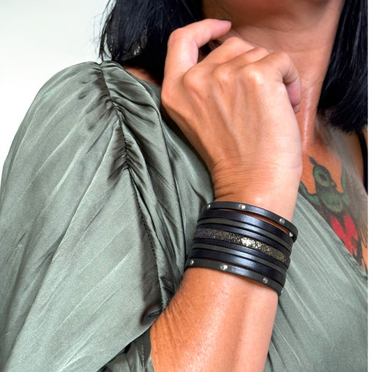 Manchette Abyss Green – Bracelet cuir noir & kaki pailleté 4 cm